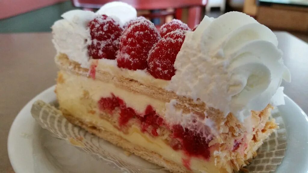 Наполеон с малиновой прослойкой. Наполеон с малиной. Фисташковое конфи. Торт «наполеон» с малиной. Украшение торта наполеон малиной.