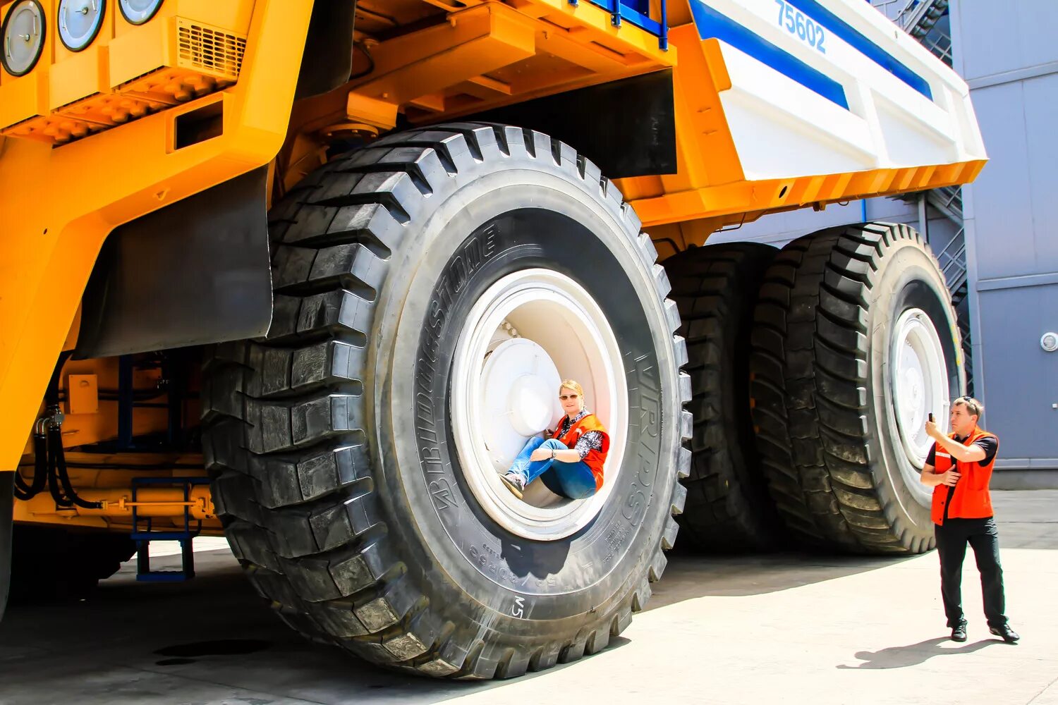 Белаз 7530d. Белаз-75710 самосвал. Belaz 75710 truck. Самосвал белаз 450 тонн. Белаз-75710 и человек.