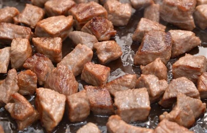 Маленькие кусочки мяса. Говядина жареная кусочками. Мясо жареное мелкими кусками. Свинина кубиками жареная. Жареные кубики говядины.