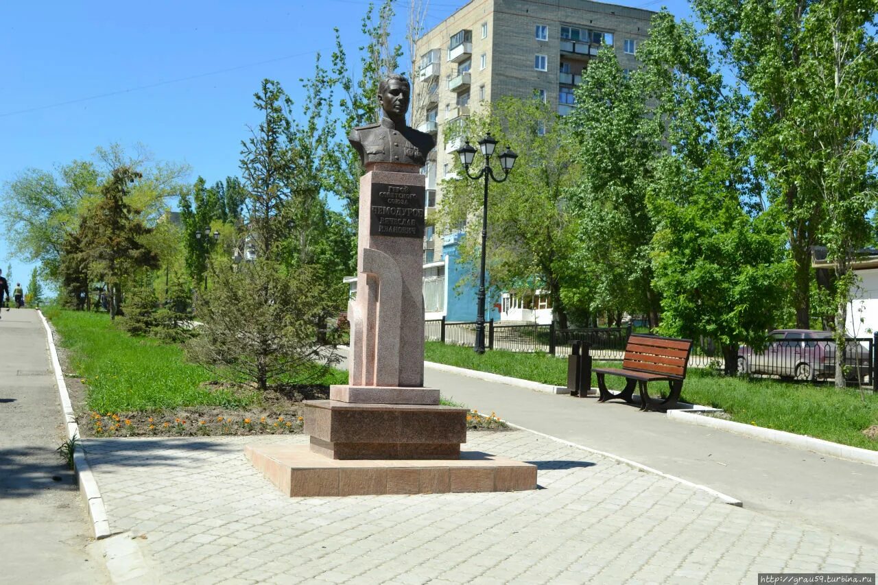 Памятники саратова. Сквер Чемодурова Саратов. Памятник Чемодурова Саратов. Парк Чемодурова Саратов. Вячеслав Иванович Чемодуров памятник Саратов.