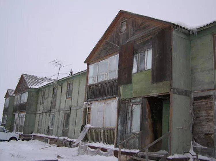 Дом под снос лянтор. Бамовский дом салехард. бамовский дом новый уренгой. бараки новый уренгой. ветхое жилье янао город новый уренгой.