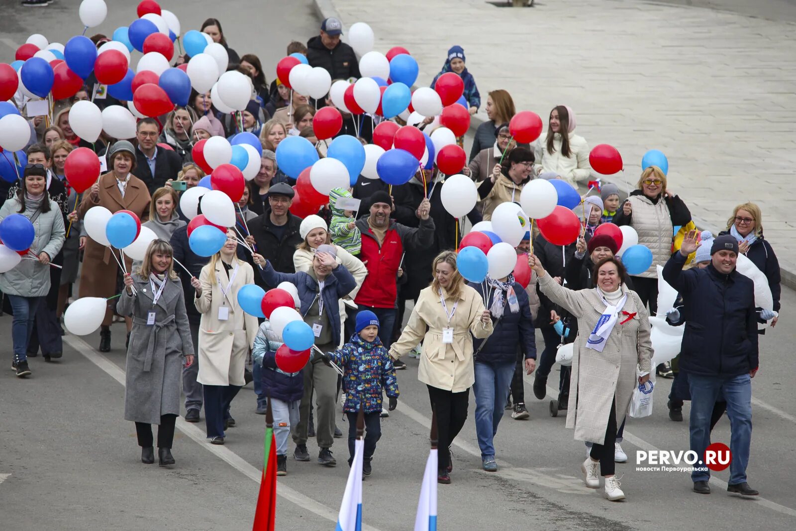 9 мая первоуральск 2025. Первомайская демонстрация первоуральск. демонстрация 1 мая. 1 мая первоуральск. демонстрация 1 мая 2025 первоуральск.