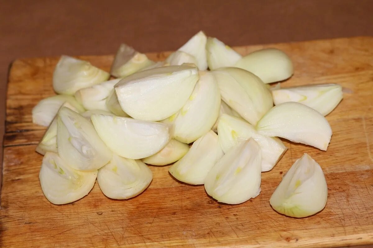 кусочки лук. красный лук кольца. лук нарезанный дольками. лук репчатый красный. лук репчатый дольки.