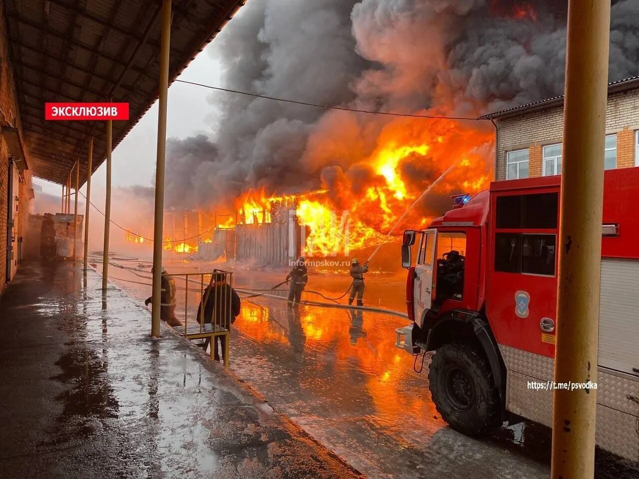 Железнодорожная 60 псков полимер. Мчс псковская область. Что случилось на псковской улице сегодня. Горел полимер. Псков полимер пожар.