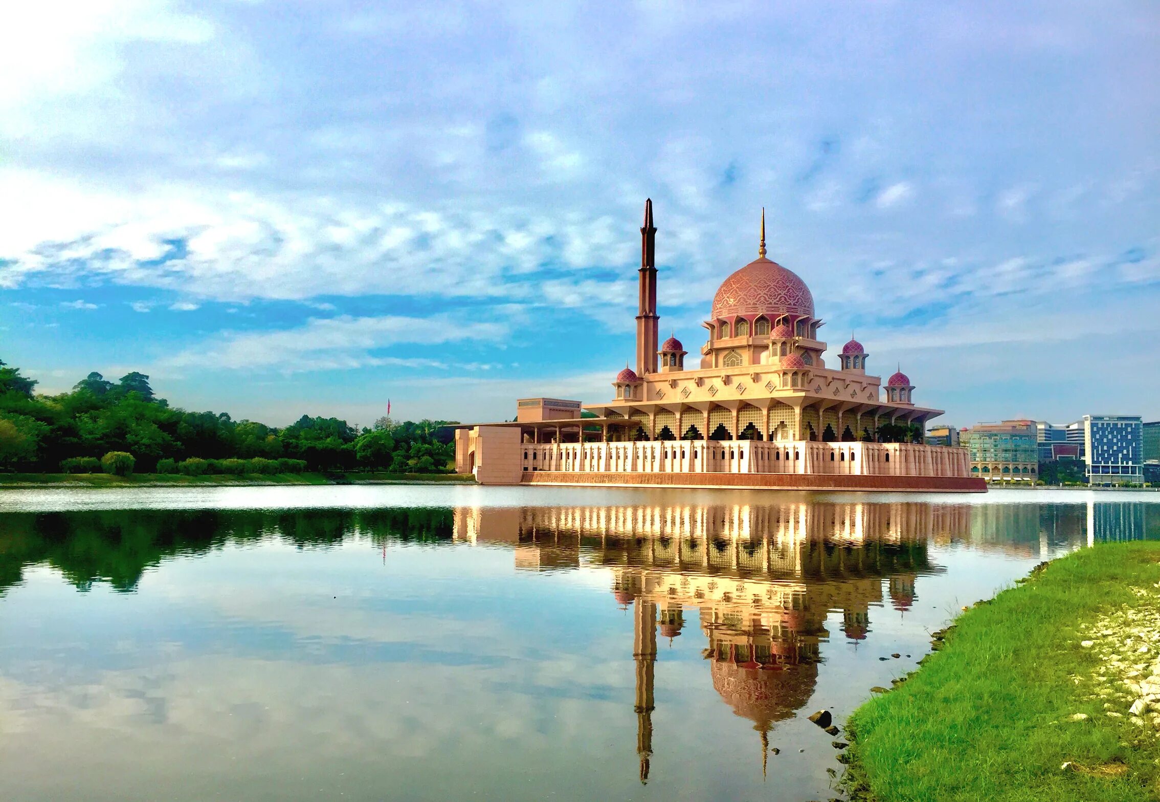 Unique landmarks. Путраджайя Малайзия. Мечеть Путраджайя. Путраджая Куала Лумпур. Путраджайя розовая мечеть.