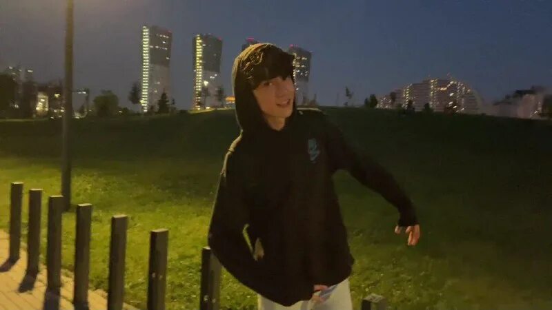 женя крутит мир