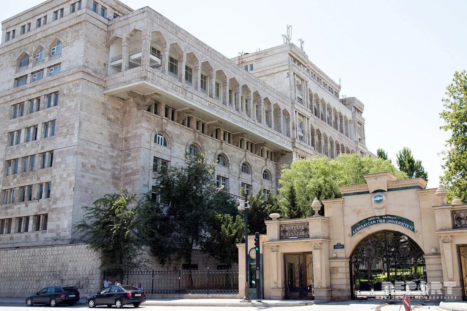 Мед институт баку. Бакинский медицинский. Азербайджанский медицинский университет фото. Азербайджан медицинские вузы. Поступления в азербайджанский медицинский университет.