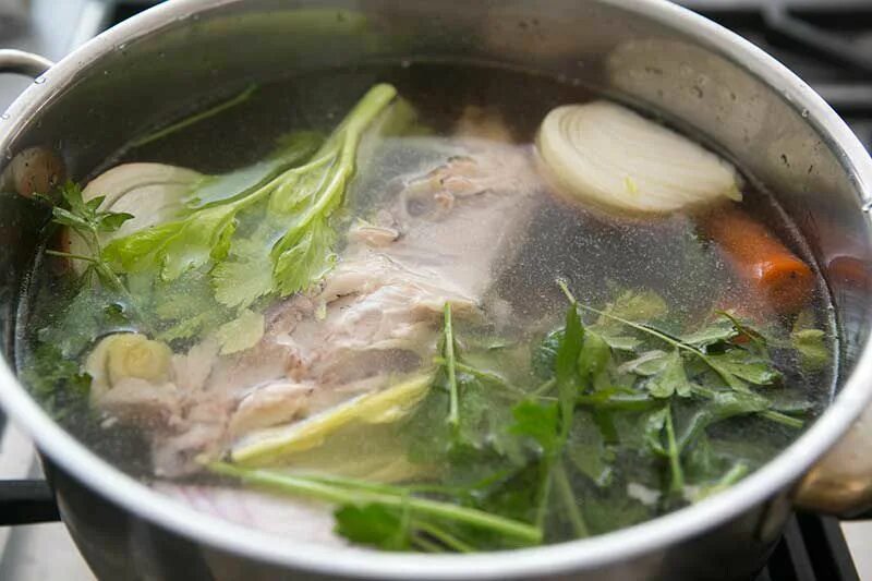 Как сварить бульон из курицы. Наваристый куриный бульон. приготовление бульона. приготовление куриного бульона. наваристый бульон из курицы.