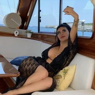 Kazancını söylemekten çekinen şarkıcı, "Ay toplamı söylemeyin ayıp. 
