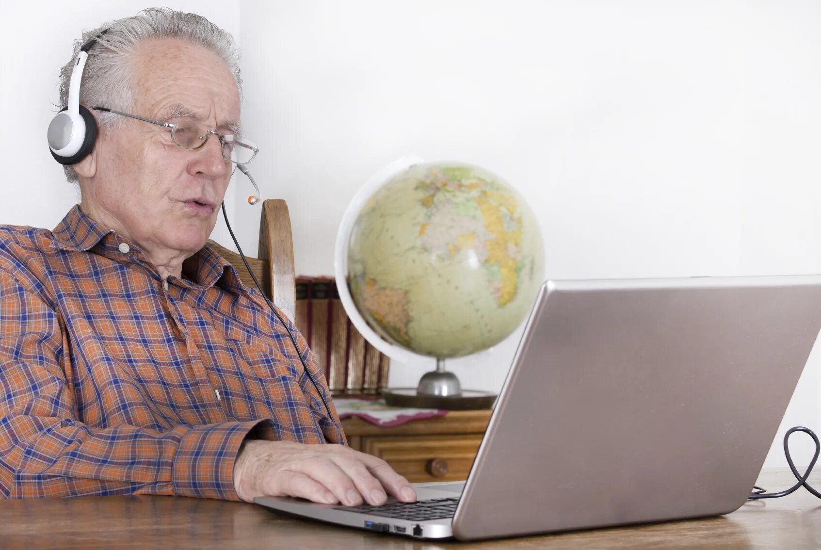 Дед интернет. Старики и компьютер. Дед интернет. Старик сидит за компьютером. Дед интернет.