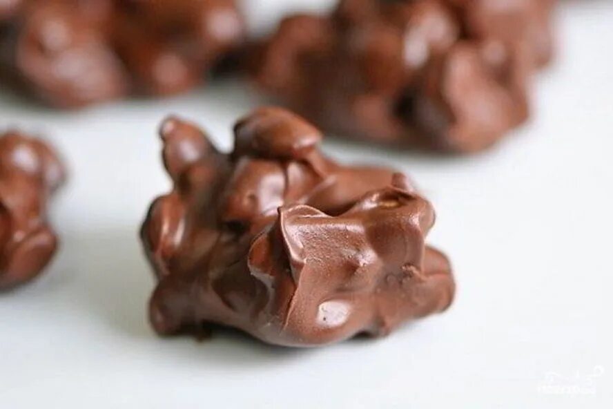 День арахиса залитого шоколадом. Шоколадный арахис. Арахис в шоколаде. Конфеты арахис в шоколаде. Орех в шоколаде в сахаре.