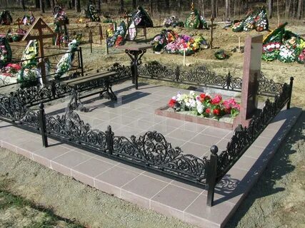 Красивая оградка на кладбище