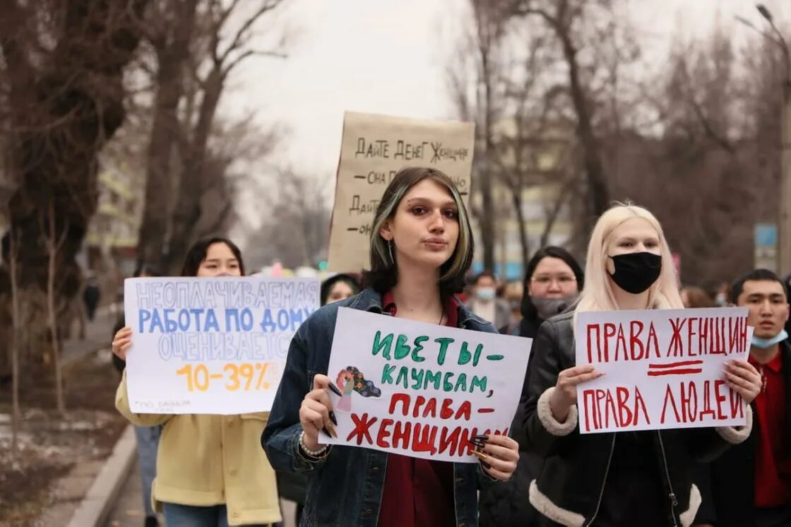 Плакаты на митинг феминизм. Протесты феминисток. Марш феминисток. Феминистки акции протеста. Парень заехал в центр митинга феминисток