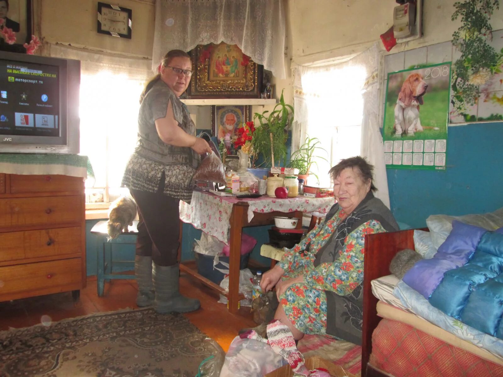 социальные услуги. социальное обслуживание карелия. социальное обслуживание карелия. социальный работник в селе и его трудовые будни. фото соцработника и клиента скандал продукты.