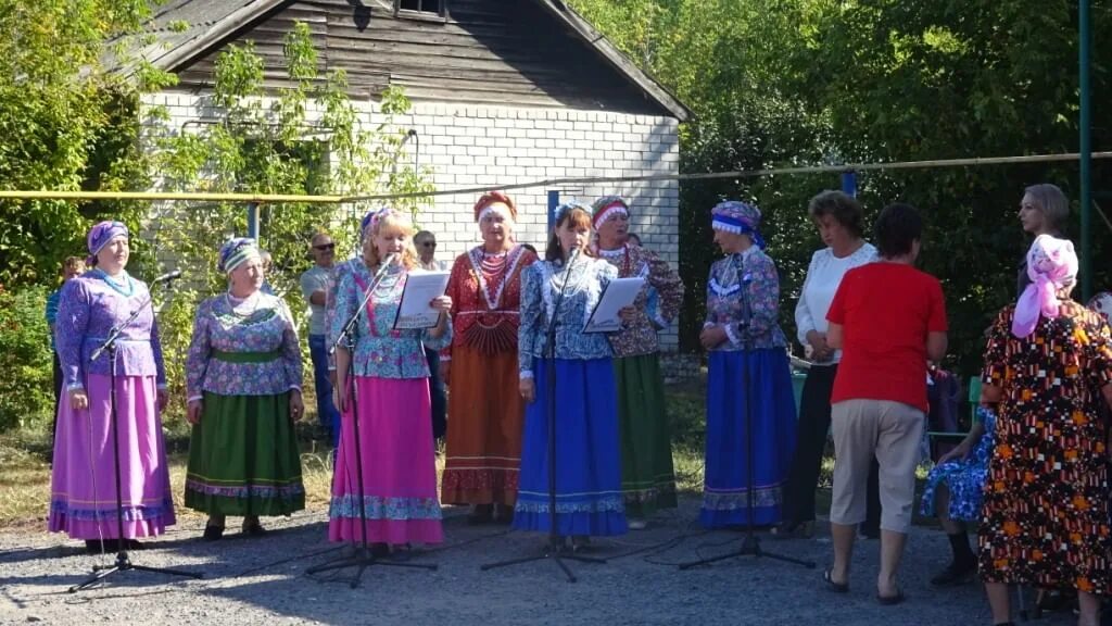 Украшение сцены на день села. Праздник в деревне. Семья путинцевых новосибирск. День села семья. Украшение праздника день села.