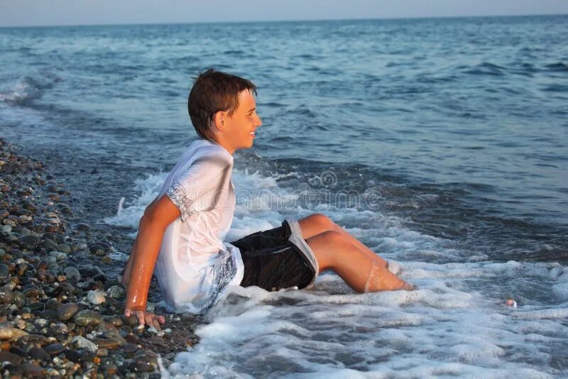 Мальчик купается в море. Мальчишки на море. Дети купаются в море. Мальчик в мокрой одежде. Мальчик на море.