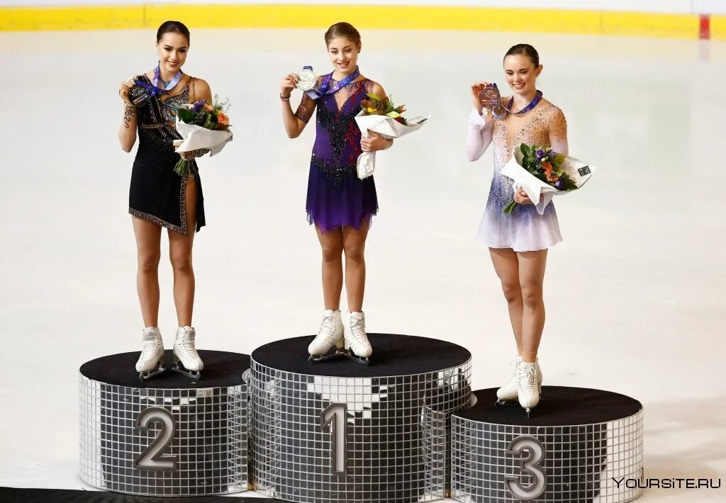2 спортивный фигурное катание. Алина Косторная фигуристка. Алена Косторная с медалью. Алёна Косторная и Алина Загитова. Алина Загитова uhfy GHB DJ ahfywbb.