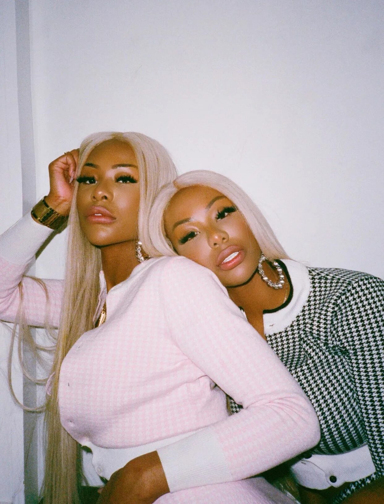 Shannon and shannade clermont. Clermont twins. Сестры clermont twins kiss. Клермонт твинс. Clermont twins.