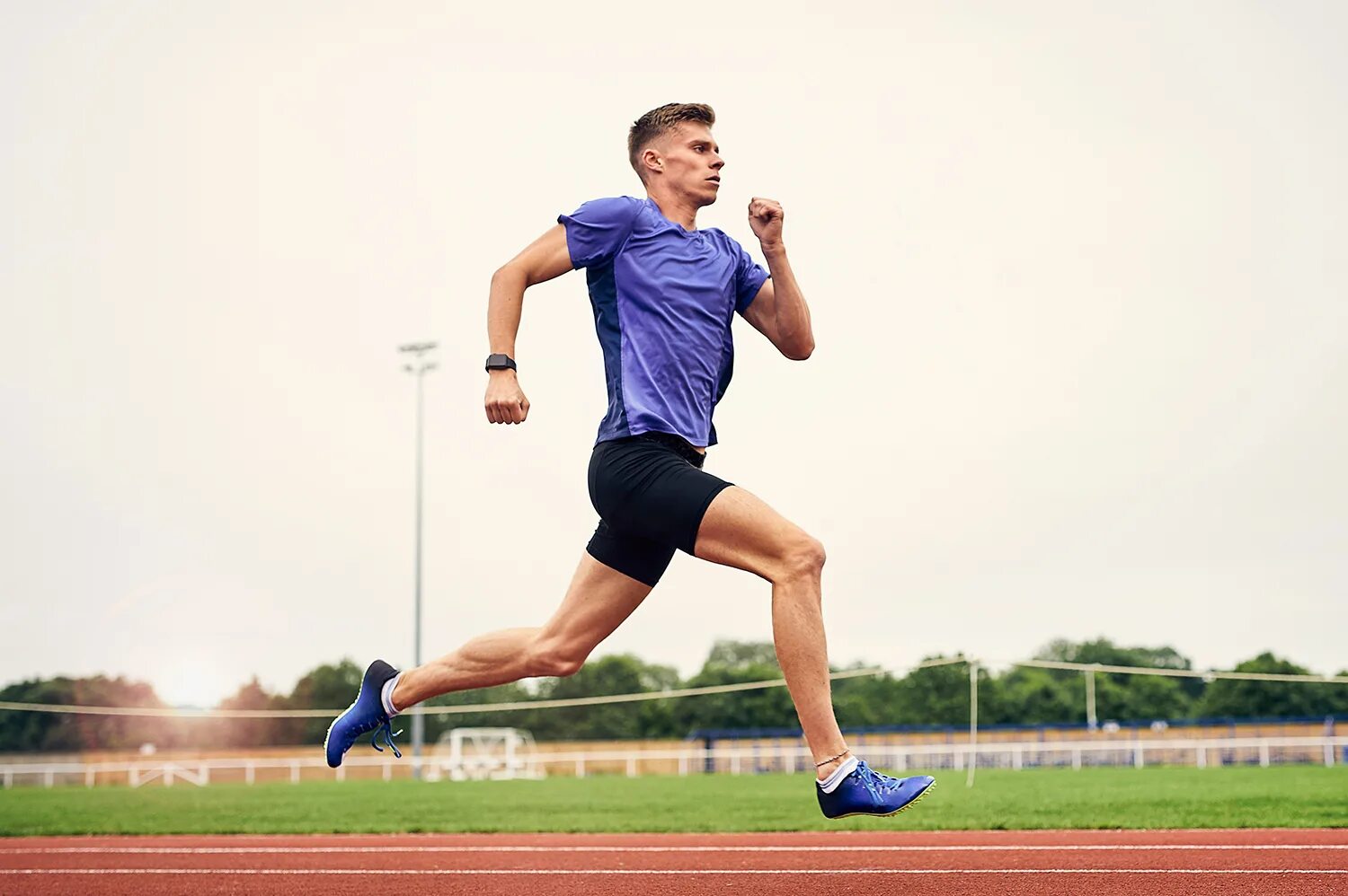 Can run well. Человек убегает. Бегущий человек. Бег мужчина. Человек бежит боком.