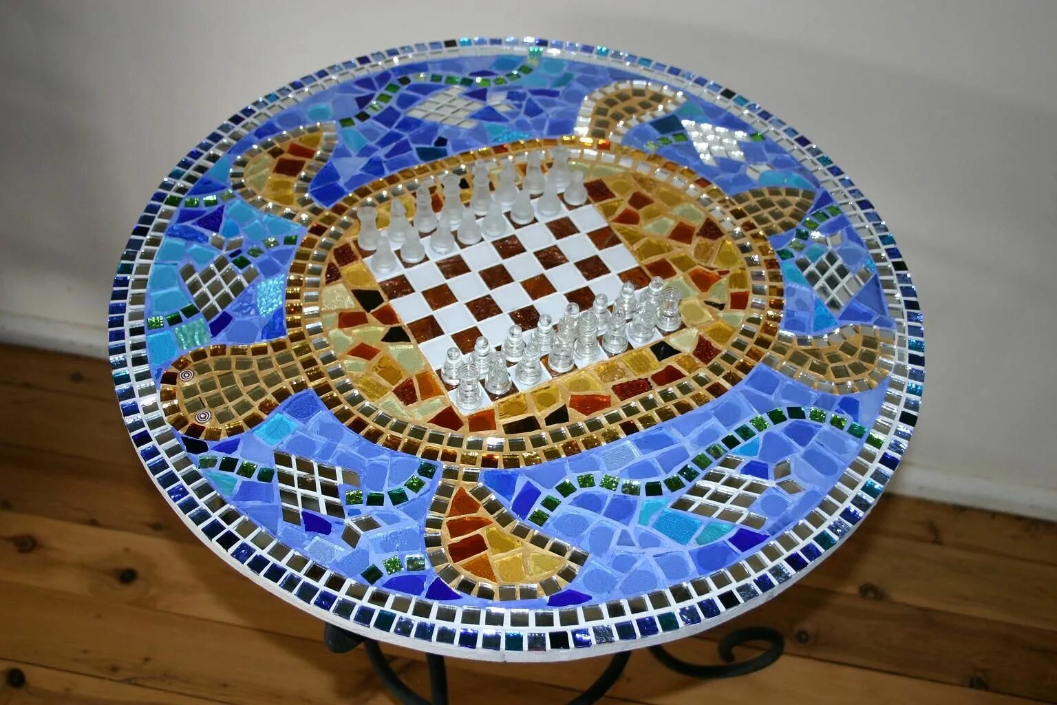 Где найти мозаику. Столешница из мозаики. Стол с мозаикой из плитки. Круглый стол с мозаикой. Столик из мозаики.