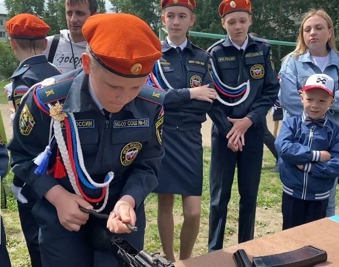 Спасатель 1 класса. Кадетский корпус спасатель рифей екатеринбург. кадетская школа екатеринбург спасатель. кадетский корпус мчс кемерово. кадетский корпус мчс плотниково.
