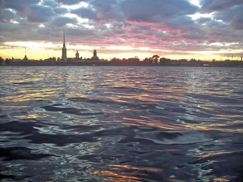 На реке неве на воде. Санкт-Петербург море Неве. Нева и залив. Река Нева. Река Нива или Нева.