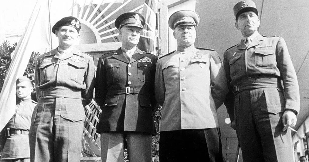 Генералы союзников. Советский и американский генералы вмв. сталин на параде 7 сентября 1945. союзные войска второй мировой немецкие. генерал советской армии на параде.