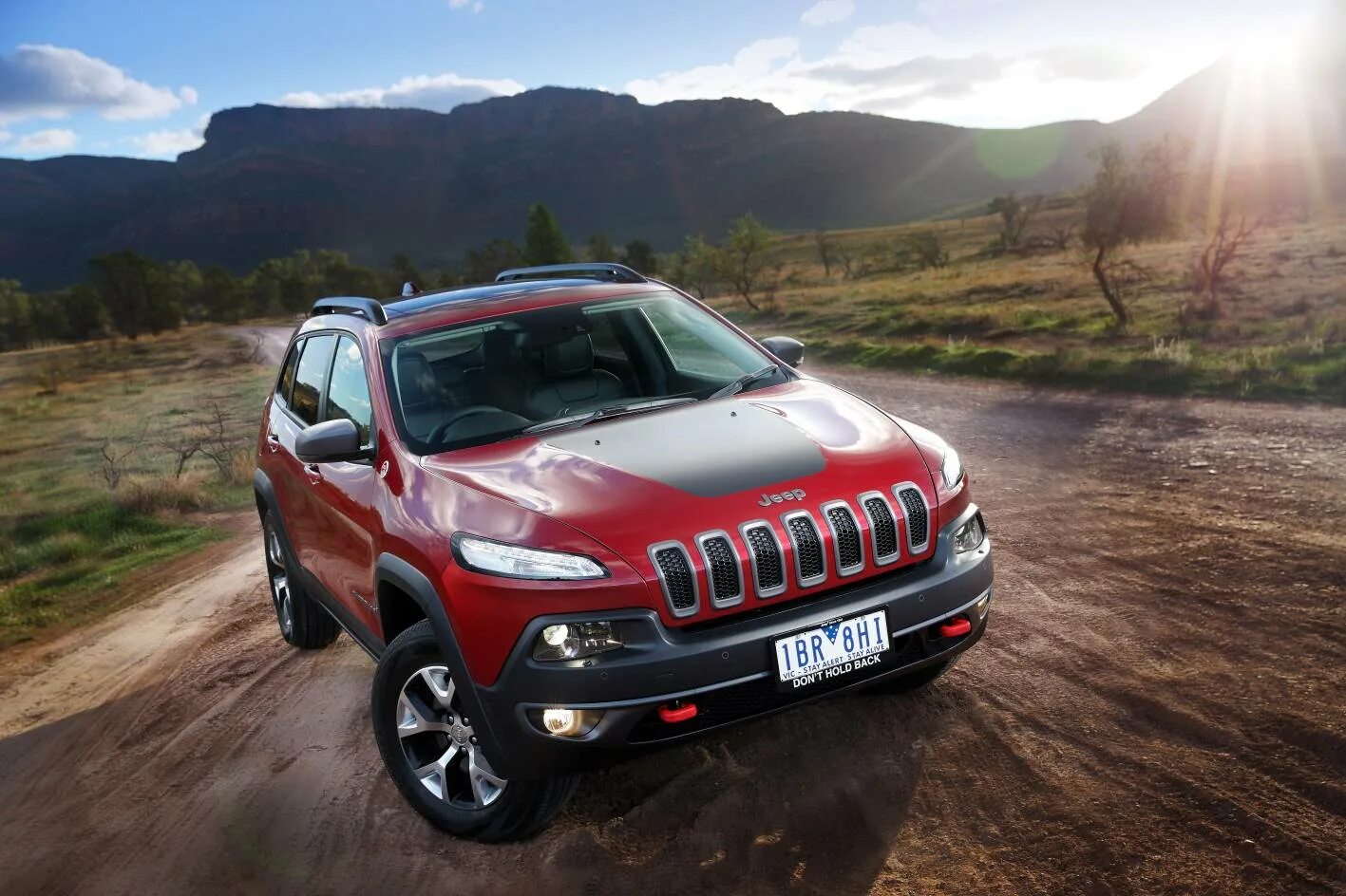 Jeep cherokee trailhawk. Jeep Cherokee 2014. Jeep Cherokee 2014 красный. Jeep Grand Cherokee Trailhawk 2014.