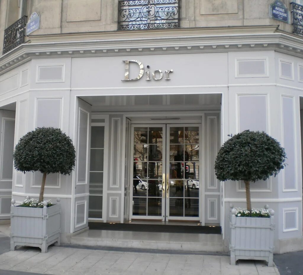 Авеню монтень париж. Проспект монтеня. Balenciaga 57 avenue montaigne 75008 paris. Восьмой округ парижа. Отель во франции hotel plaza athenee.