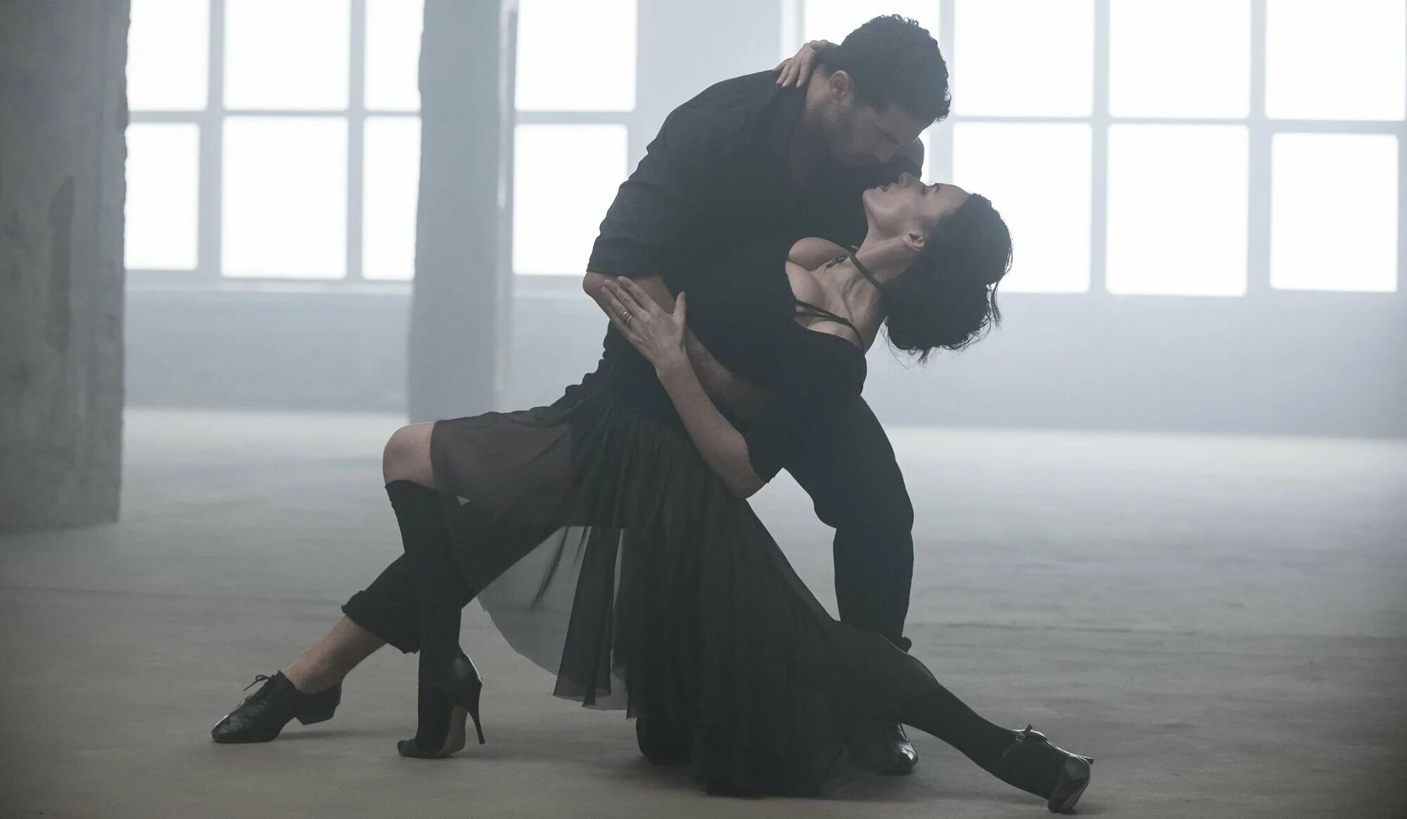 Selena gomez dance again клип. Песня 4 танца с ней танцуют. Песня 4 танца с ней танцуют. Цин цин танец на каблуках. Бачата танец видео.