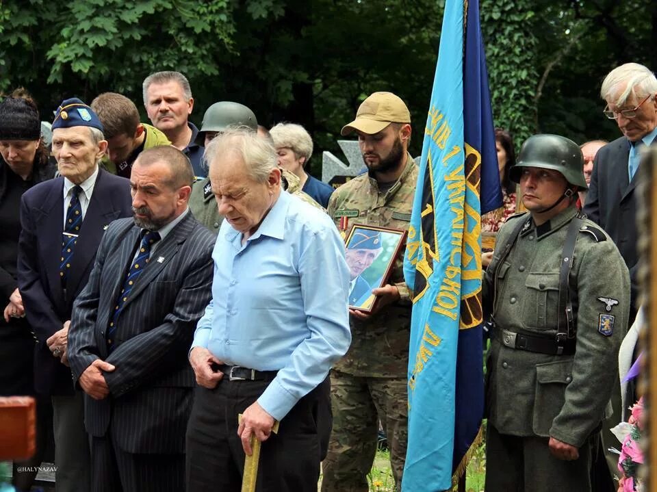 Украинские сс. Ветераны СС Галичина. Шухевич СС Галичина. Похороны ветерана СС Галичина в Ивано-Франковске. Украина похороны СС Галичина.