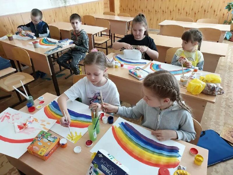 подготовка к празднику. 1 июня детская библиотека. детский сад поселок вересовка. 13 школа дополнительное образование. детские поделки.