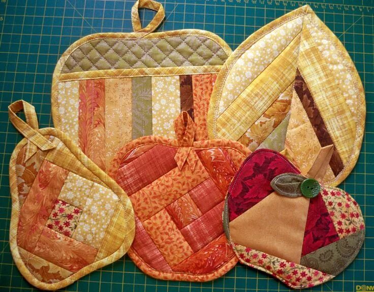 Изделия техникой пэчворк. Лоскутные Прихватки. Лоскутное шитье Прихватки для кухни. Пэчворк Прихватки для кухни. Прихватки в лоскутной технике.