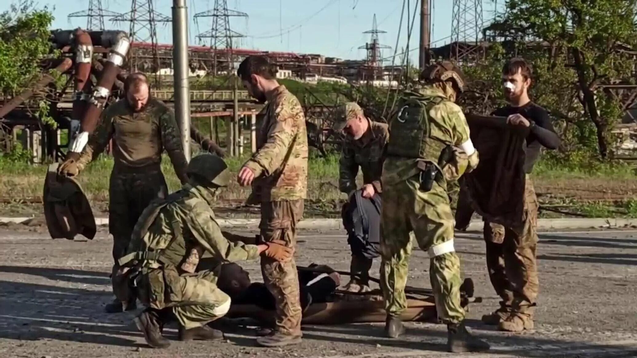 Казнь пленных русских солдат в чечне. Русский боевик плен. Пленные русские солдаты в чечне. Русский боевик плен. Русский боевик плен.