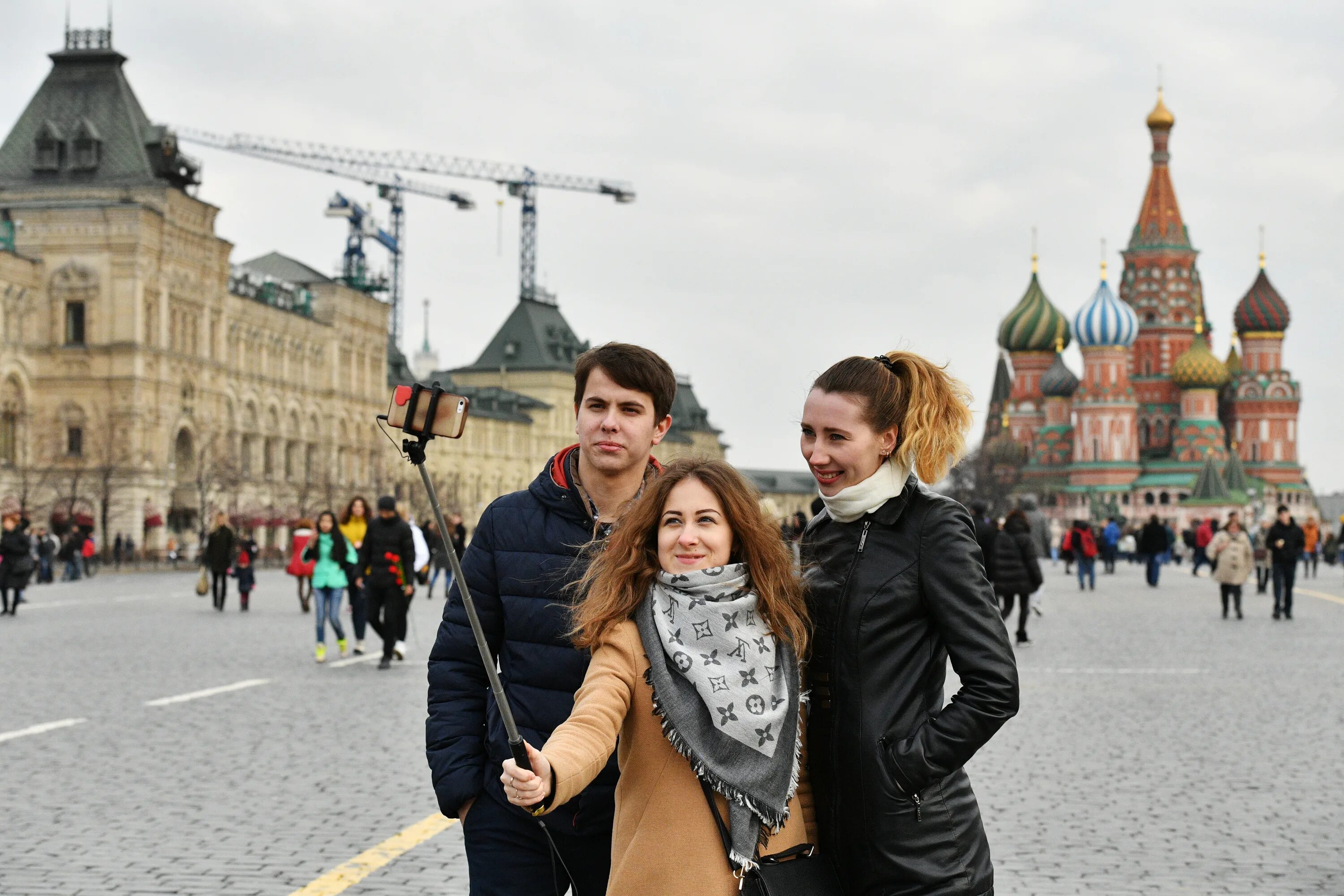 Туристы в России. Туристы в Москве. Люди на красной площади. Фотосессия на красной площади.