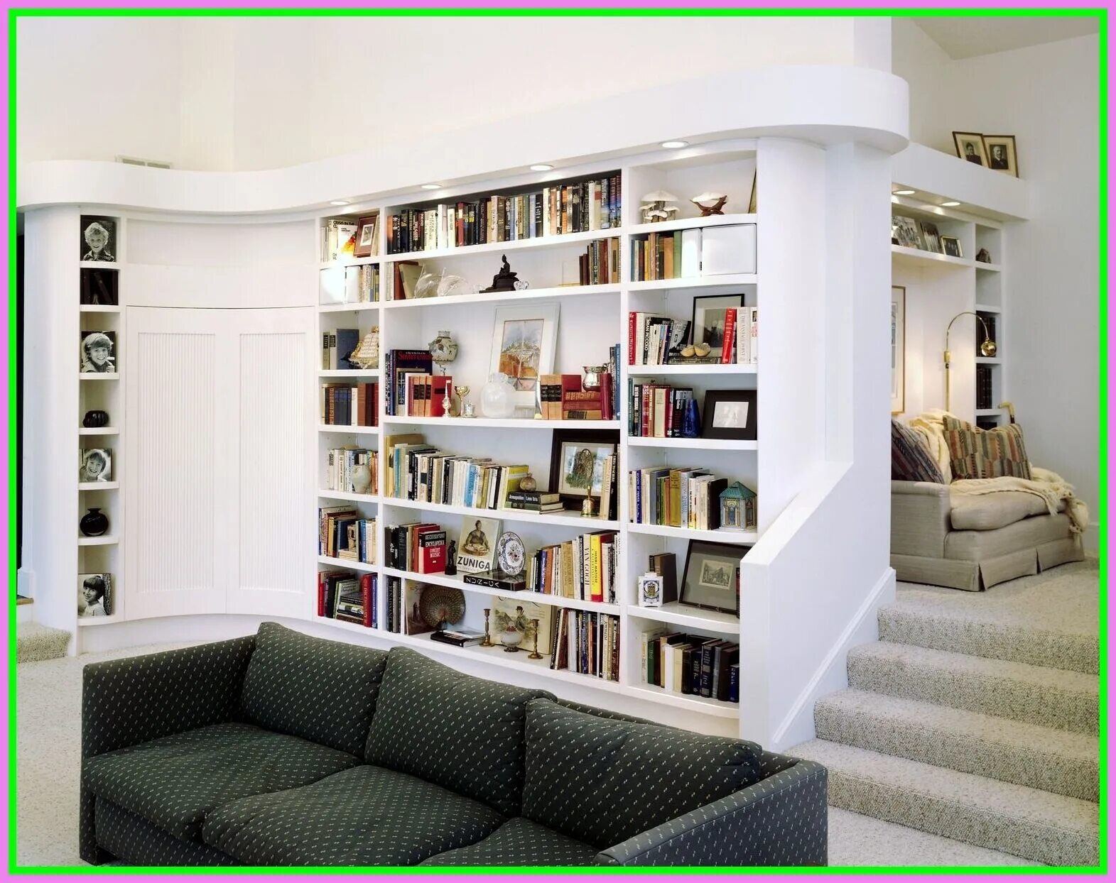 Книжный стеллаж во всю стену. Книжные стеллажи в интерьере. Комната с книжными полками. Встроенный книжный шкаф.