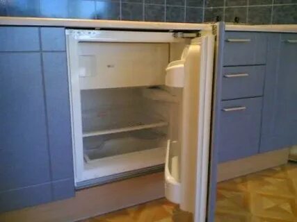 Маленький встроенный холодильник фото