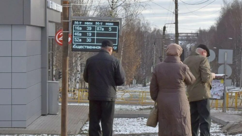 Работает ли в кирове. Контроллеры на остановке. остановка. умная остановка в кирове. остановка администрация города киров.