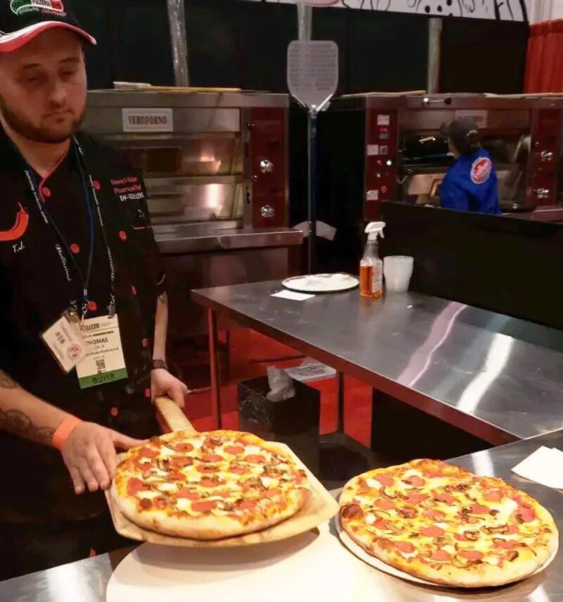 Шоу пицца элас. Шоу бойз пицца плейс. Кулинарион кирилл голиков шеф повар. Pizza show. Винченцо дилилло.