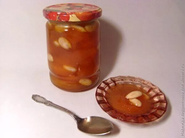 Варенье из абрикосов с ядрышками. Варенье из абрикосов с ядрышками. Абрикосовое варенье. Варення з абрикос. Рецепт абрикосового варенья с миндалем.