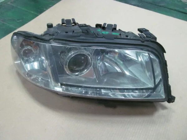 Фара a8. Audi a8 d4 фары. фара ауди а8 d3 галоген. ауди а8 фара правая. фары audi a8 d2.