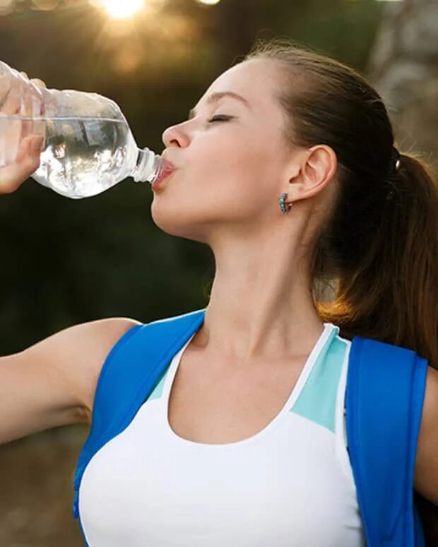 Какую воду стоит пить. Пить воду. Питьё воды стоковое. Человек пьет воду. Человек пьет воду из большой бутылки.