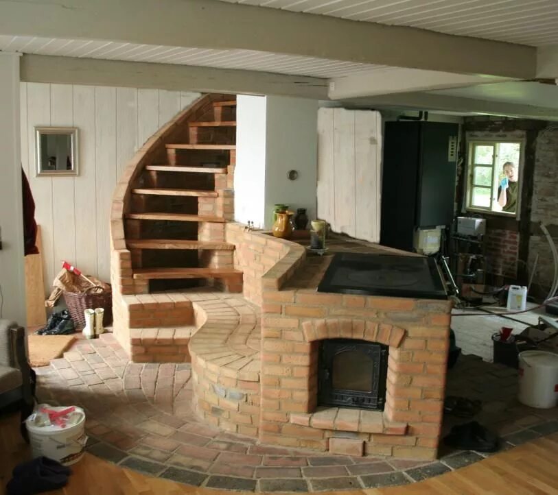 Двухэтажный дом с печкой. Красивая печь в доме. печь в современном доме. современная печь из кирпича. печь в частном доме.