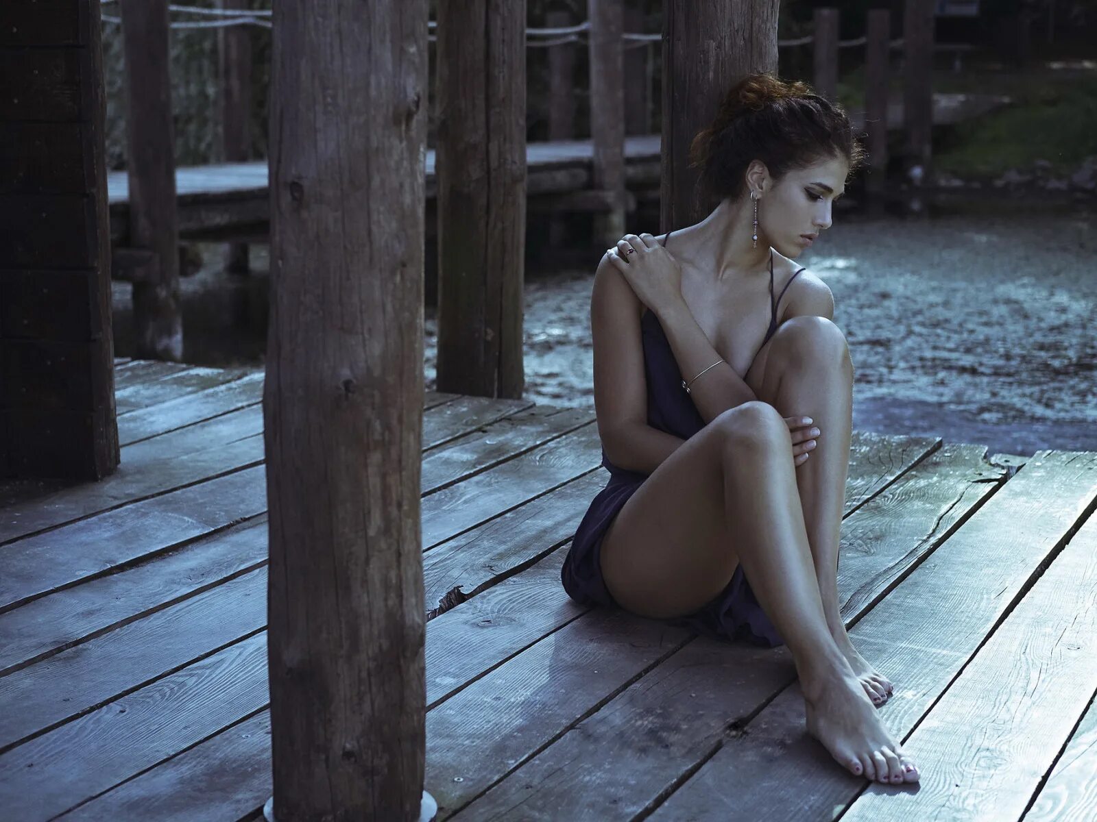 Фотосессия на подвесном мосту. Фотосессия на железной дороге. Девушка на мосту. Фотосет на подвесном мосту. Фотосессия на мосту девушка.