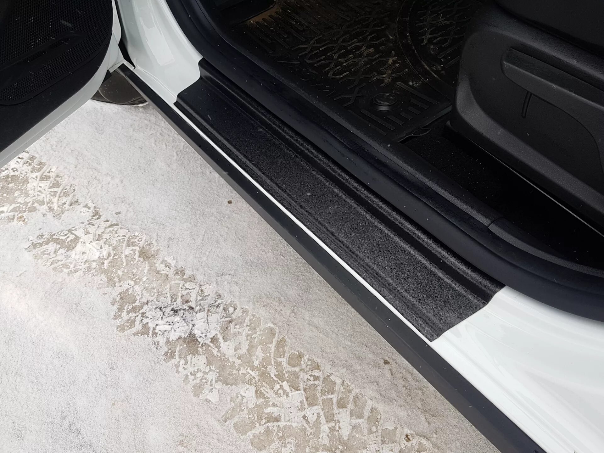 Защитный алюминиевый порог 20 мм. Труба порога уаз патриот. Пороги лада веста св кросс. Защитный порог. Защитные накладки на пороги фольксваген тигуан 2021.