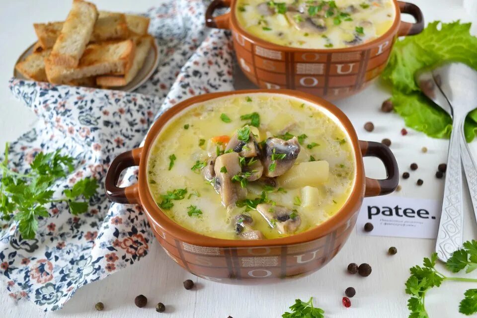 Суп с индейкой и сыром. Сырный суп чаудер. сырный суп с шампиньонами. сырный суп с курицей и плавленным сыром. суп с индейкой и шампиньонами.