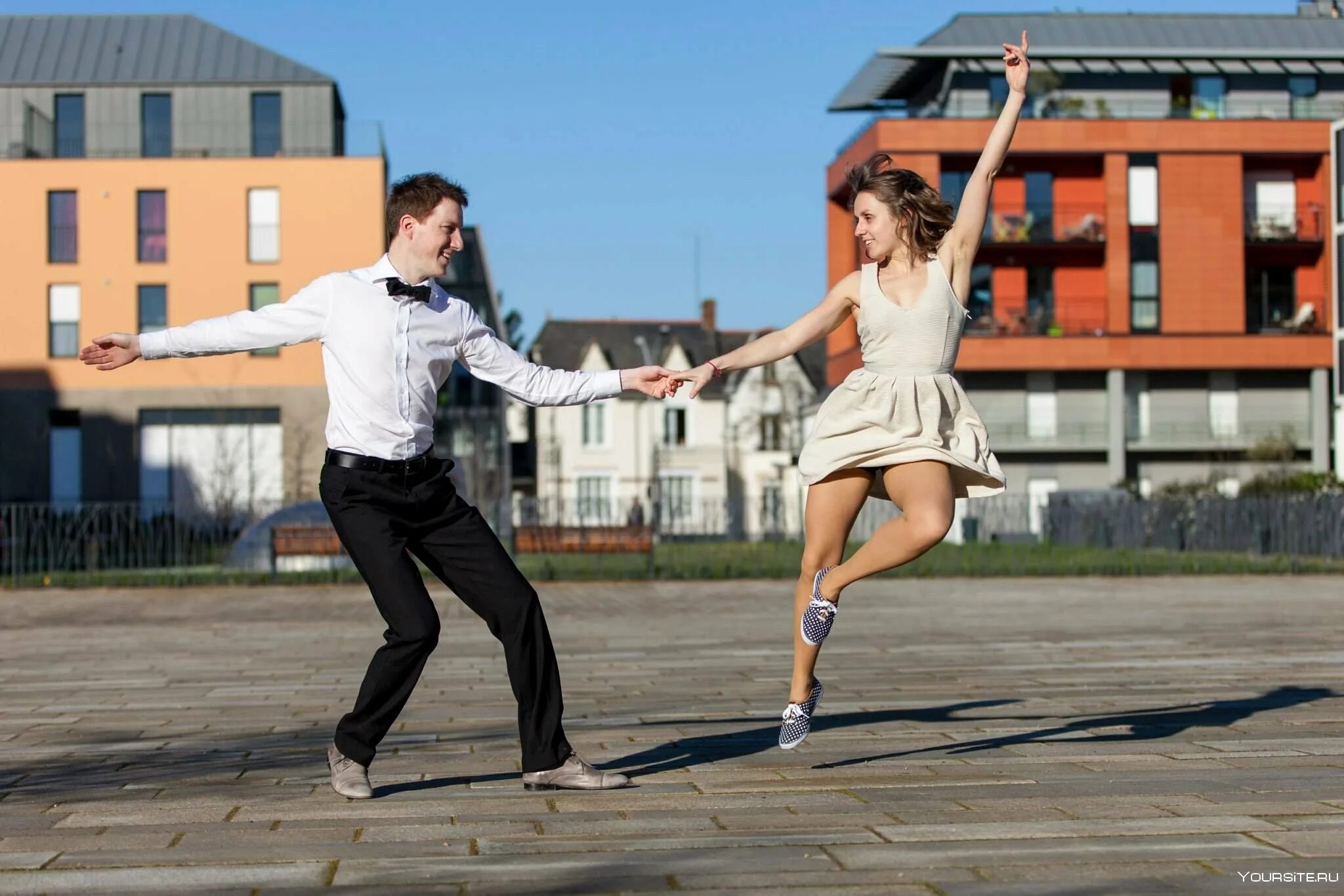 Девушка танцует. Танцующая девушка. Танец быстрой девушки. Красивая девушка танцует. Танцующая девушка.