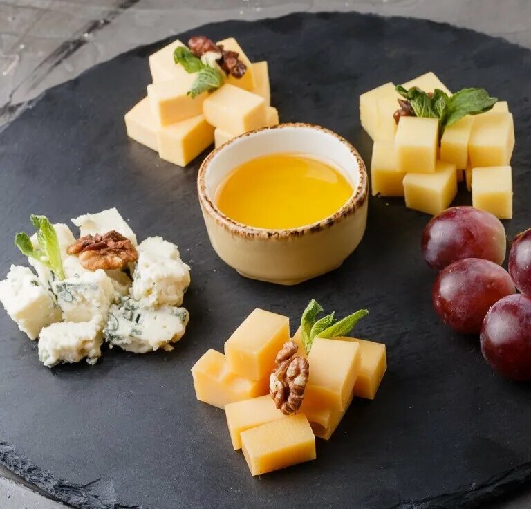 десерты высокой кухни. красивый чизкейк. сладкий сыр блюдо. сладкий сыр блюдо. пудинг кастард.