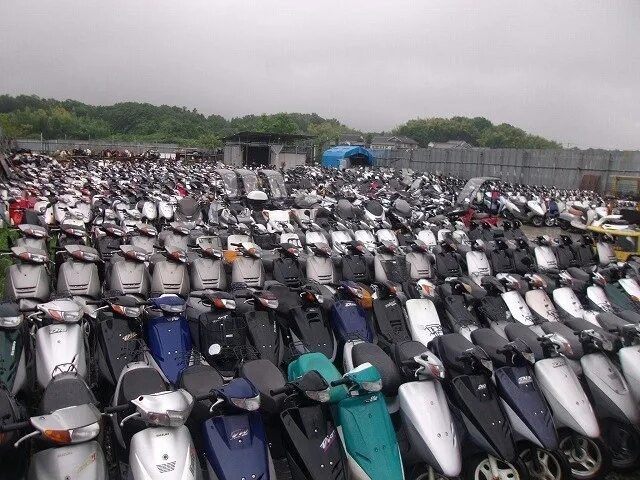 Япония скутеры много. Мопед японский б/у. Куча на мопеде. Много скутеров. Рынок зелёный угол скутеров в владивостоке.