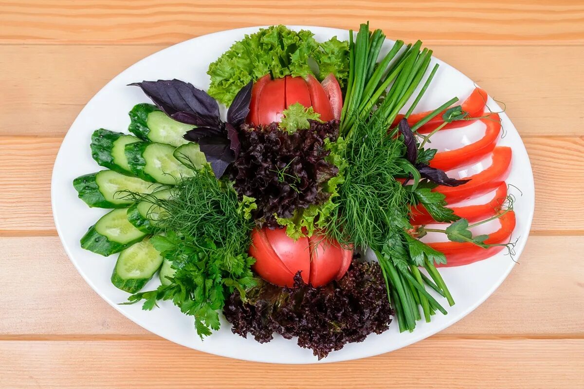 Как подать овощи. Овощная тарелка. Ассорти из овощей на стол. Овощное ассорти на тарелке. Овощная тарелка с зеленью.